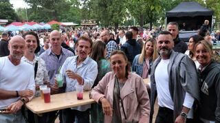 Anna Mandel und ihre Freunde machen Party am Badesee.