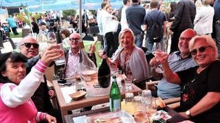 Annette Weibler (r.) feiert mit Freunden in der Strandbar.
