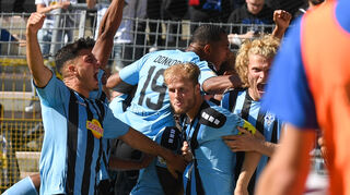 In der Bildmitte der Torschuetze zum 1:0 Waldhofs Marcel Seegert.