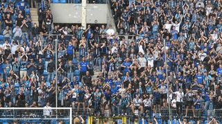 Alle vor die OST: Minutenlang feierten die Waldhof-Profis nach dem Abpfiff mit ihren Fans die Pokal-Sensation gegen Frankfurt.