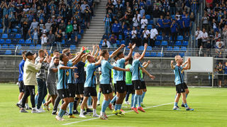 Nach der 2:0-Sensation gegen Eintracht Frankfurt feiert das Team des SV Waldhof Mannheim mit seinen Fans.