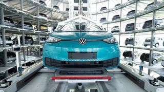 Der Wandel hinzu Elektroautos wird Jobs kosten, sagt VDA-Präsidentin Müller – aber in Deutschland könnten dadurch auch neue Arbeitsplätze entstehen.