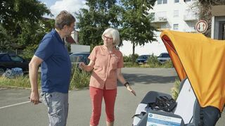 Seniorenbeirats-Vorsitzende Ute Striebinger gibt Redakteur Bernhard Zinke eine Einweisung auf dem Gefährt.