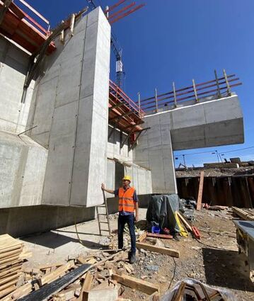 André Nieder zeigt eines der Elemente, auf denen das Bauwerk bewegt wird.