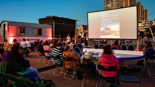 Filmgenuss pur: Hier können es sich Gäste ab 17. August mit beginnender Dämmerung gemütlich machen.