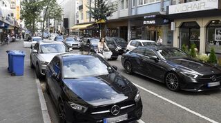 Die derzeit noch vorhandenen Kurzzeitparkplätze in Fressgasse (Bild) und Kunststraße verschwinden bald. Hier entsteht Raum für Fahrradparkplätze, Sitzgelegenheiten und mehr Grün.