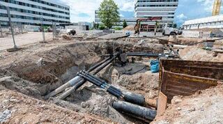 Im Boden sind schon die Versorgungsrohre für das neue Kältezentrum verlegt: die dicken für Kälte, die dünnen für Fernwärme.