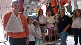 Übung mit dem Dreieckstuch (v.l.): Lukas Perner, die Kinder Mathis, Clemens, Zoe, Frieda sowie Alexandra Jöst mit Tochter und Livia Grosch.