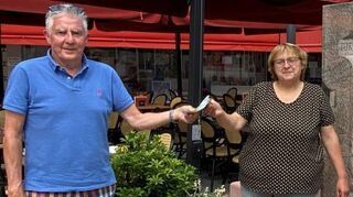 Rolf Selzer (v.l.) überreicht Alice Elsinger von der Tafel die Spende.