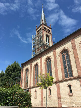 Für die evangelische Kirche in Heddesheim - hier bei einer Sanierung im Jahr 2021 - steht die Gebäudeampel auf "gelb".