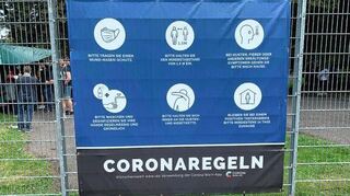Hinweise auf Corona-Regeln im Carl-Benz-Stadion beim Pokalspiel gegen Frankfurt. Am Sonntag gegen Würzburg dürfen jetzt kurzfristig auch wieder tagesaktuell Getestete rein, nicht nur bis auf wenige Ausnahmen nur Geimpfte und Genesene.