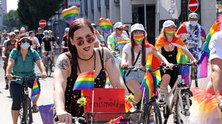 Der Schlosshof war beim CSD das Ziel der Radfahrer.