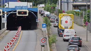 Die Röhren sind geschlossen: Statt durch den Fahrlachtunnel muss der Verkehr aus Ludwigshafen jetzt in Richtung Neckarauer Straße ausweichen. Die Vollsperrung könnte bis zu einem Jahr lang dauern.