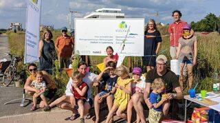 Zum Aufstellen von Schildern trafen sich Mitglieder der Planungsgemeinschaft „Vielfalt“ im Neubaugebiet Nordstadt-Kurzgewann.