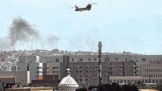 Ein US-Hubschrauber vom Typ Chinook über Kabul. Taliban-Kämpfer sind am Sonntag in die afghanische Hauptstadt eingedrungen.