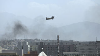 Ein Hubschrauber der USA von Typ Chinook überfliegt die Stadt Kabul.