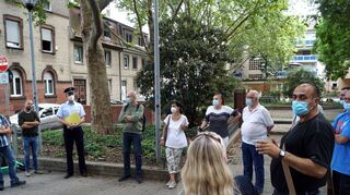 Am Spielplatz in der Draisstraße diskutierten Bürger über eine Verbesserung der Situation für Anwohner. Rechts Maik Rügemer.