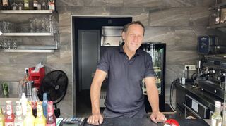 Claus Eisenmann hinter dem Kiosk-Tresen auf seiner Minigolfanlage in Viernheim.