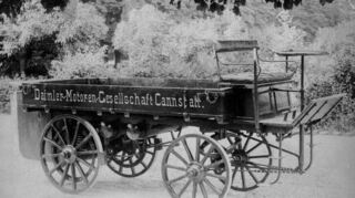 Stolz präsentiert Daimler 1898 auf der Weltausstellung in Paris seinen Fünf-Tonner (oben). Der erste Lastwagen von 1896 (unten links) und der batteriegetriebene eActros (unten rechts) stehen für 125 Jahre Lkw-Geschichte.