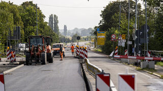 Die Arbeiten auf der Südseite sind nun aber fertig und auf der Nordseite liegen sie in den letzten Zügen. Auf der badischen Seite laufen bereits die Arbeiten zum Asphaltieren der so genannten Vorlandbrücke.