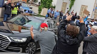 Viel Polizei und eine aufgebrachte Menge: Der Besuch von Jens Spahn in Oggersheim wurde begleitet von lauten und unmissverständlichen Protesten.