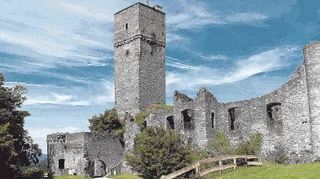 Die mittelalterliche Burganlage mit dem 32 Meter hohen Bergfried bildet den Kern der Festung Königstein.