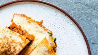 Zu Quesadillas (unten links) und Tacos (unten rechts) sind die richtigen Dips und Toppings gefragt.