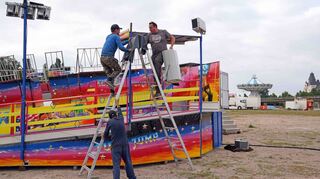 Auf der Wormser Kisselswiese nimmt der Aufbau des Backfischfests an Fahrt auf. Das Land hat dafür eine Ausnahmegenehmigung erteilt.