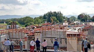 Zaungäste verfolgen aufmerksam das Geschehen, hier aus Richtung Seckenheim mit Blick an die Bergstraße.