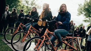 Auf dem Fahrrad strampeln für den Strom auf der Bühne: Beim Hamburger Futur 2 Festival gehört das zum Konzept der Veranstaltung.