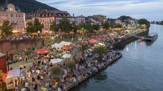 Bereits am Nachmittag war auf dem Veranstaltungsgelände am Neckar einiges los. Viele Besucher ließen die Beine über dem Wasser baumeln.
