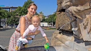 Am Wasserturm steht einer von vier öffentlichen Trinkwasserbrunnen in Mannheim. Unser Bild mit Irena Orlenko und Tochter Eva entstand 2020.