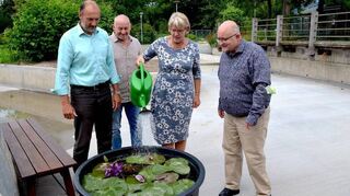Bei der Taufe der Seerose im Luisenpark: Michael Schnellbach (v.l.), Seerosen-Gärtner Stefan Münch, Felicitas Kubala und Joachim Költzsch.