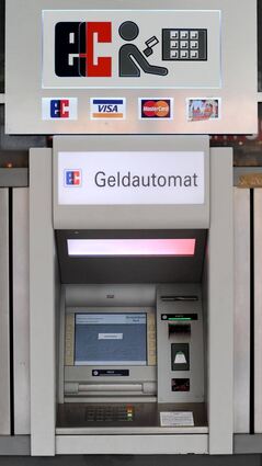 Geldautomaten sind inzwischen alltäglich geworden – doch nicht alle Bankkunden kommen damit zurecht und benötigen Hilfe beim Geldabheben.