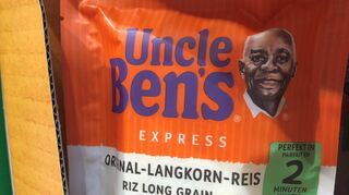 Eine Packung „Uncle Ben’s Reis“ steht in einem Regal in einem Supermarkt. „Uncle Ben’s Reis“ soll „Ben’s Original“ werden. Das Bild des schwarzen „Onkels“, der für den Reis warb, soll verschwinden.
