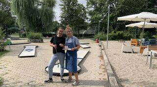 Pächterin Heike Feldkamp (r.) und Mitarbeiterin Fanny Schulz freuen sich über viele Besucher beim Minigolf am Heddesheimer Badesee.