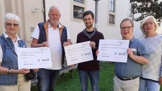 Die Ökostromer bei der Übergabe der Spende in Schriesheim.
