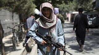 Ein Taliban-Kämpfer steht an einem Kontrollpunkt in Kabul. Die radikalen Islamisten sollen noch enge Kontakte zu dem Terrornetzwerk Al-Kaida haben.