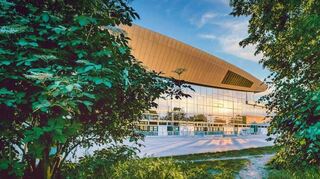 Wie eine Idylle im Grünen: die Max-Schmeling-Halle.