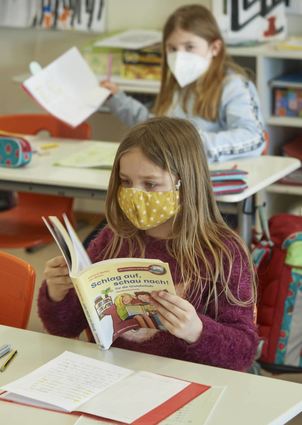Bekannte Bilder aus der Goetheschule: Wie im Juni müssen die Masken nach den Sommerferien auch wieder am Platz getragen werden, um die Ausbreitung von Corona zu verhindern.