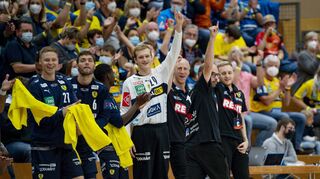 Jubelnde Löwen-Bank mit Fans im Hintergrund: Kristjan Horzen, Niclas Kirkeløkke, Mamadou Diocou, David Späth, Mikael Appelgren. Trainer Klaus Gärtner und Physio Thilo Meyer (v. l).