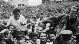 Die Stunde des größten Erfolgs: Sepp Herberger (recht, links Fritz Walter) auf den Schultern der Fans nach dem WM-Triumph 1954 in Bern.