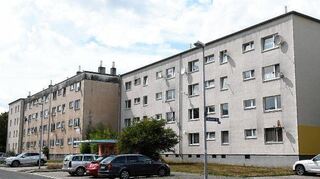 Die „Weißen Blöcke“ in der Bayreuther Straße werden umfassend saniert. Erst müssen aber die „Roten Blöcke“ abgerissen und neu gebaut werden.