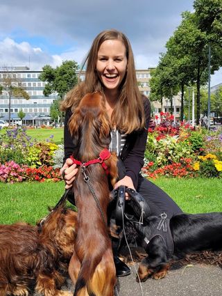 Tierschutzbeauftragte Christina Eberle setzt sich nicht nur für Hunde und Katzen ein, wie hier die drei Dackel George, Quanto und Max, sondern auch für „ungeliebte“ Wildtiere in Mannheim – wie beispielsweise die Nilgänse oder die Tauben.