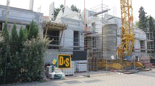 Ein aktuelles Bild der Baustelle: Das Tageshospiz ist zugleich ein Vorzeigeprojekt für das Bauunternehmen Diringer und Scheidel. Wie die Firma mitteilt, haben an der Errichtung des Gebäudes mehrere Auszubildende mitgearbeitet. So sollen sie die Gelegenheit bekommen, den Bau eines Hauses von Anfang bis Ende zu begleiten.