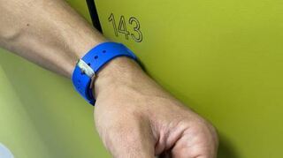 Mit einem Transponder am Arm werden die Schließfächer geöffnet.