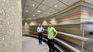 Bürgermeister Michael Kessler (l.) und Betriebsleiter Christopher Di Vita im Eingangsbereich der neuen Sauna.