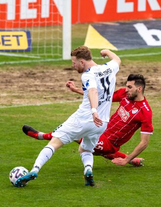 Szene aus dem Rückspiel in München: Waldhof-Stürmer Dominik Martinovic zieht ab.