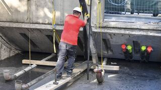 Das Ende der Borelly-Grotte: Bauarbeiter verfüllen die einstige Unterführung. Nächstes Wochenende wird nochmals geschafft, dann soll alles fertig sein.