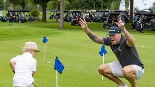 Wenn der Vater mit dem Sohne: David Wolf bejubelt beim „Eagles Cup“ einen erfolgreichen Put seines zweijährigen Sohns Jamie David.